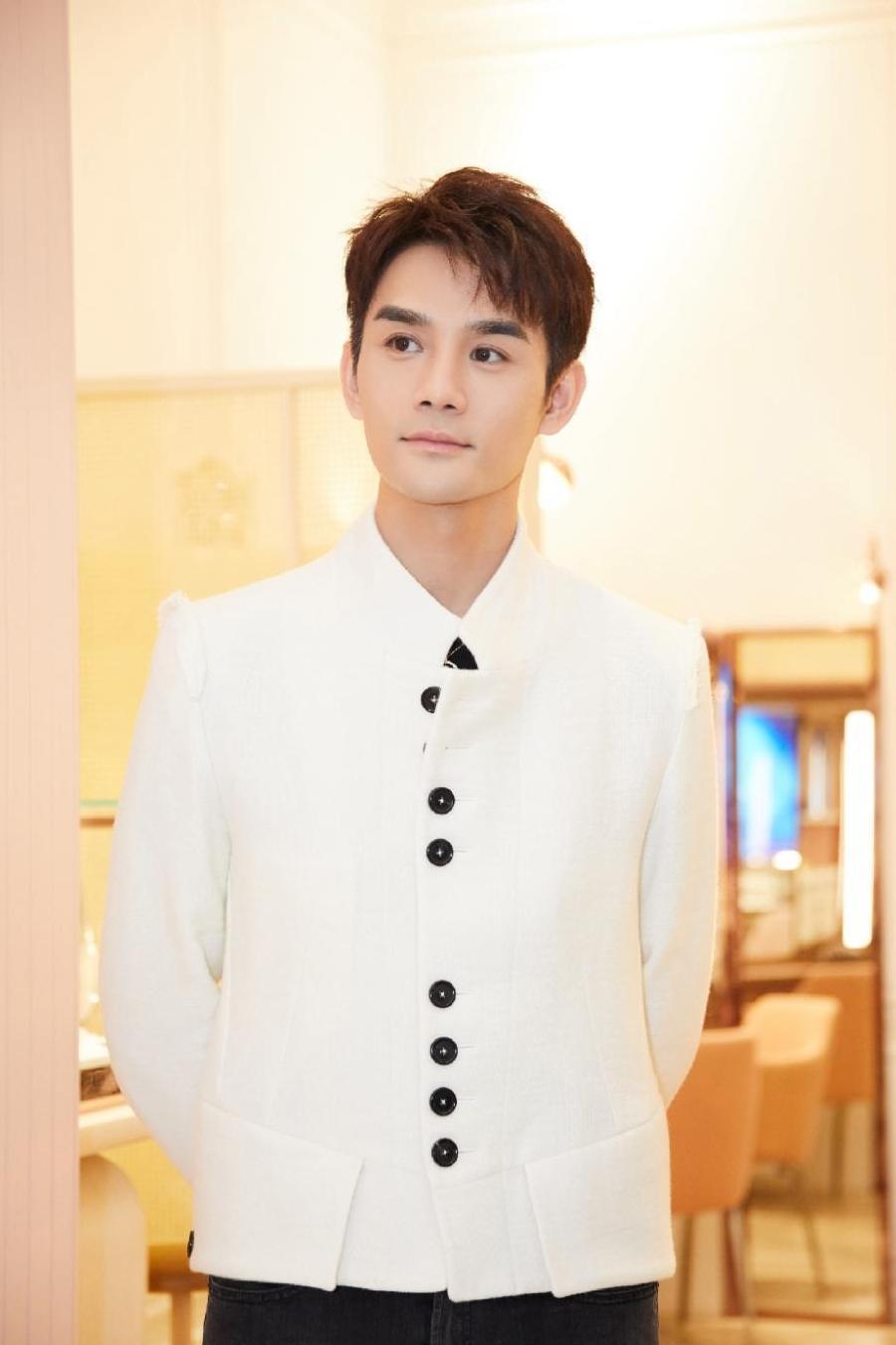 王凯白色短外套搭配小脚牛仔裤, 粉丝日常开赞