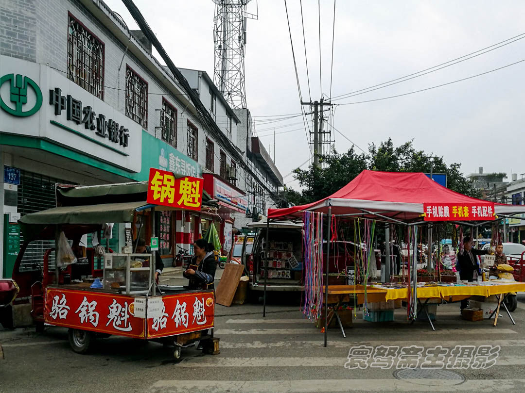 中年夫妻街边摆摊卖锅盔,他们家的锅盔怀远镇一