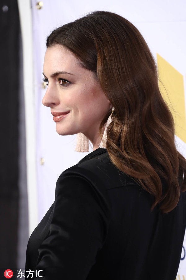 安妮海瑟薇这身黑西装 完美的诠释了什么叫妩