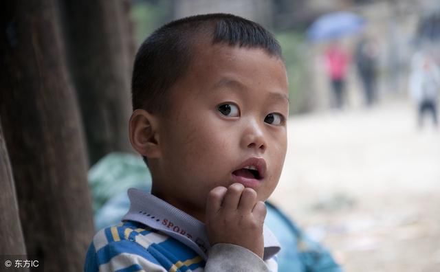 什么总是看到七十年代农村的小孩流鼻涕，现在这个现象几乎没有了