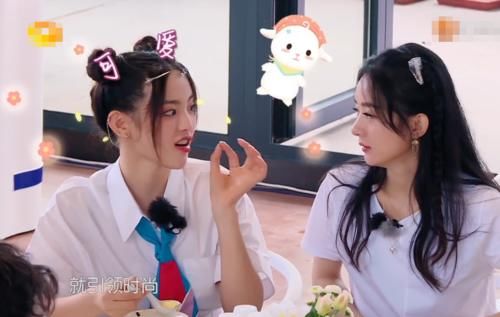 杨超越刘海上戴发夹，黄晓明夸可爱，看到王俊凯对她笑，我羡慕了