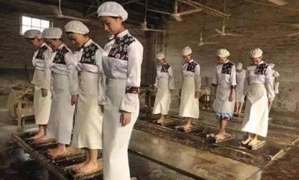 用脚“踩”出来的4种食物, 图1需要年轻姑娘踩, 图4大家经常吃 bbin电子平台