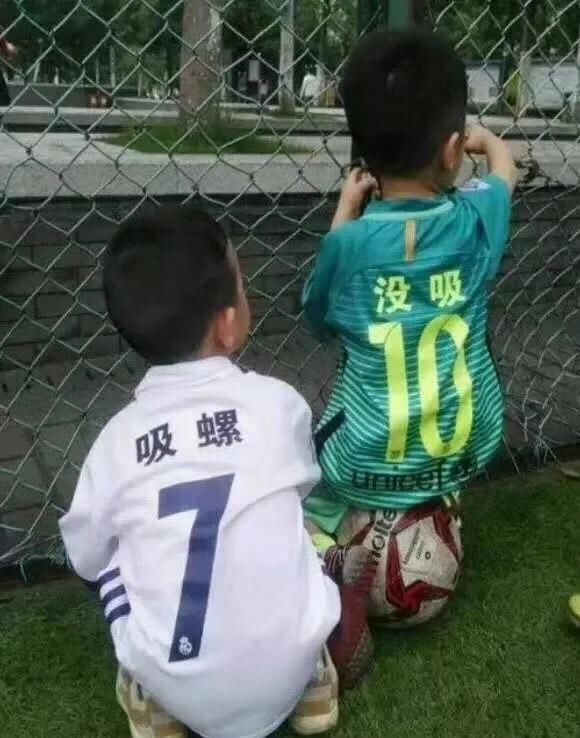 世界杯爆笑GIF:梅西射丢点球,球迷疯了怒砸电