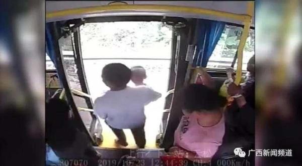 公交驾驶员被乘客殴打视频
