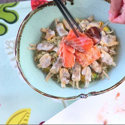 三文鱼牛油果海鲜拌饭