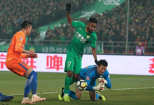 足协杯决赛首回合球迷抢镜,国安球迷和鲁能球