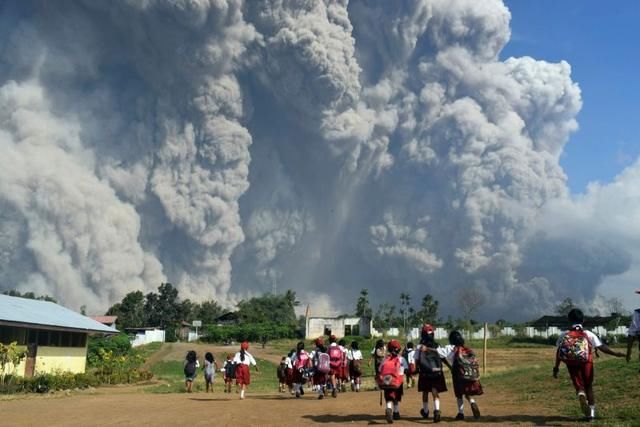 印尼锡纳朋火山喷发，照片令人毛骨悚然