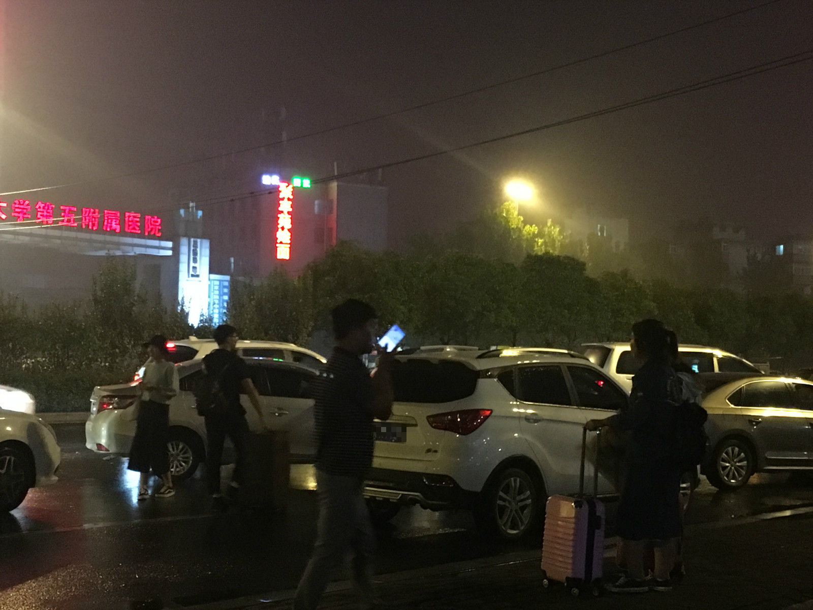 实拍:昨晚10点郑州火车站西广场,停这么多车干