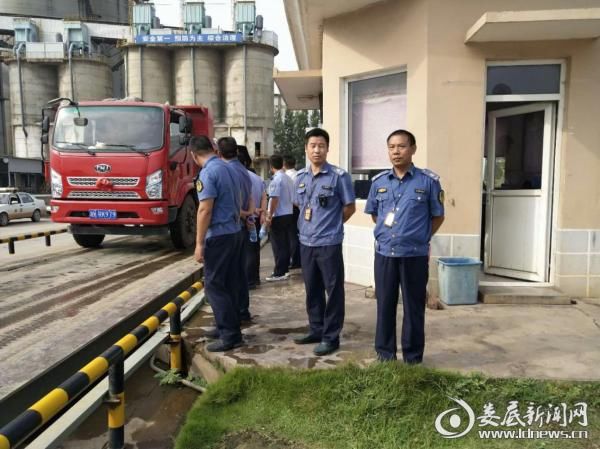 双峰县海螺水泥厂严格执行标载出厂制度