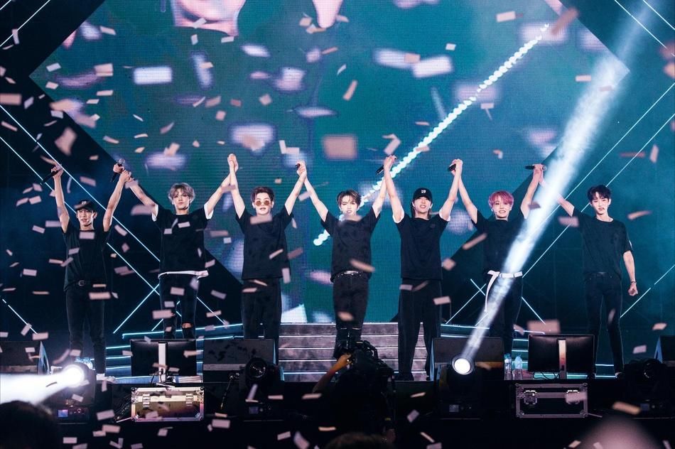 乐华七子NEXT舞台大片曝光 黑白穿搭色调彰显