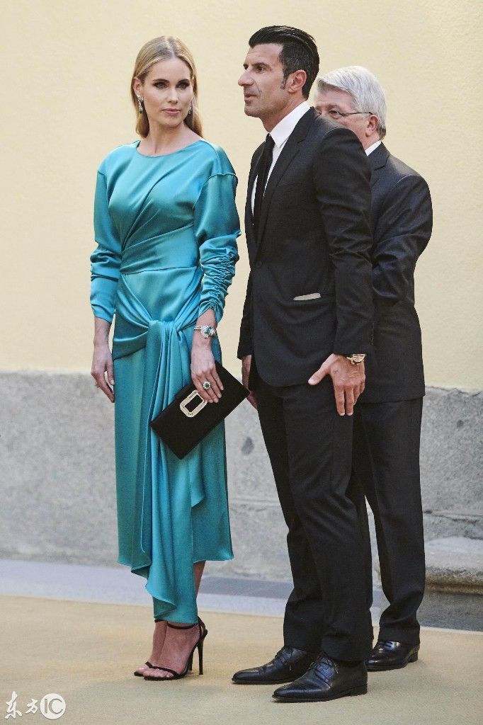 西班牙国王夫妇接见葡萄牙球星菲戈等人,王后