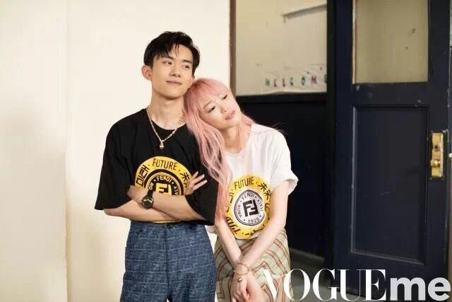 易烊千玺与超模合作杂志封面照 甜笑靠肩超养