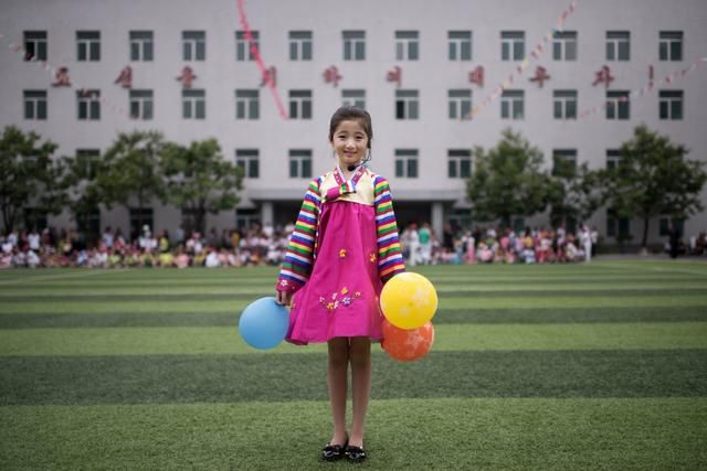 实拍朝鲜人生活日常:儿童学溜冰,少年打排球,很