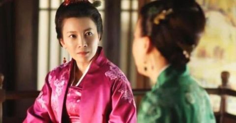 这部剧厉害了 饰演康姨妈和素锦的演员都在 剧