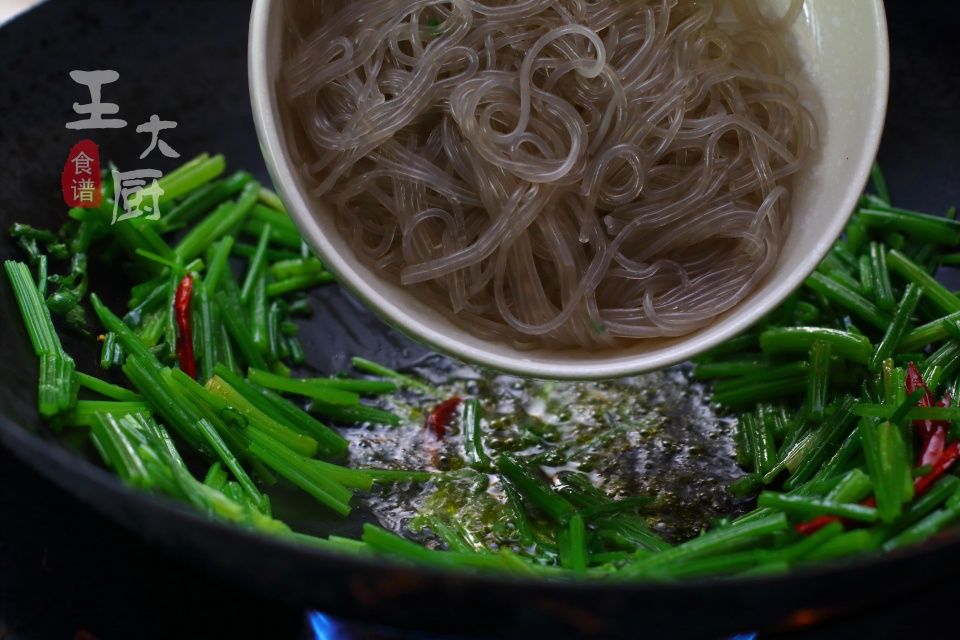 最正宗的芹菜炒粉条，简单美味，上桌抢着吃，口口香喷喷