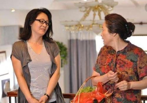 婆婆带着水果上门找我借钱，我淡定提起旧事，她提起水果转身离开