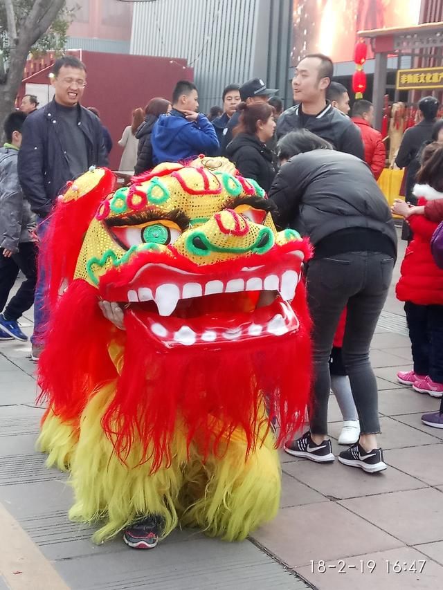 初四，看了大唐不夜城，老妈说，应该是中国年，最西安才好