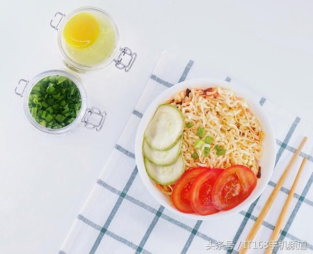 小米方便面吃过没?5块钱一桶还包邮,竟遭网友