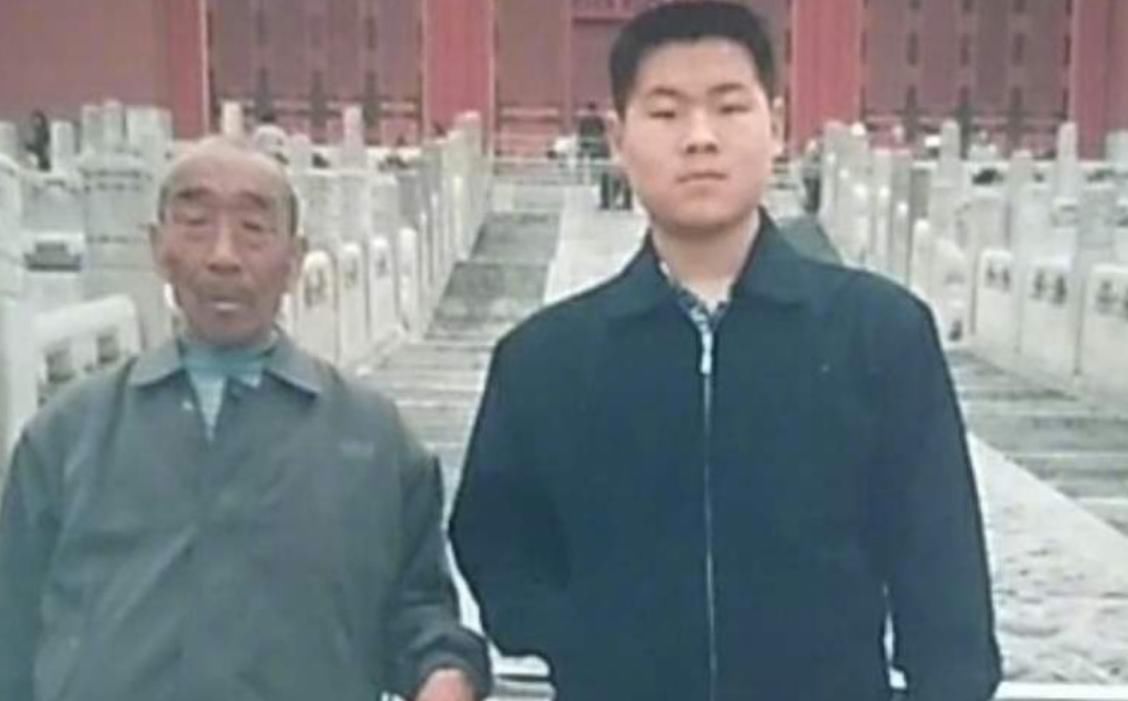 他是岳云鹏弟弟，在哥哥出名后，仍然选择在家种地照顾父母