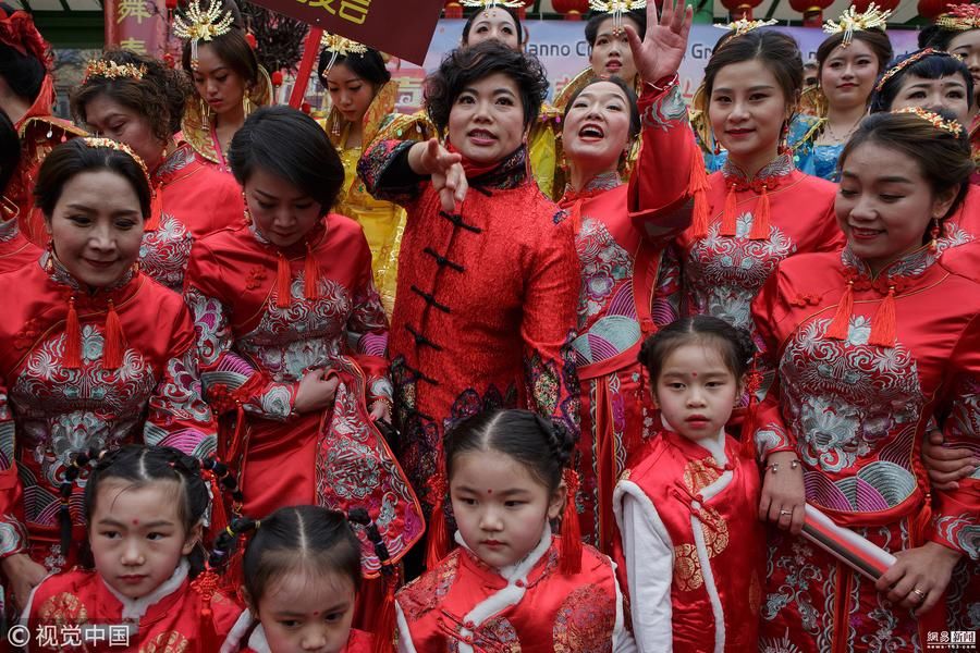 意大利华人游行庆祝春节 民众扮古装出行