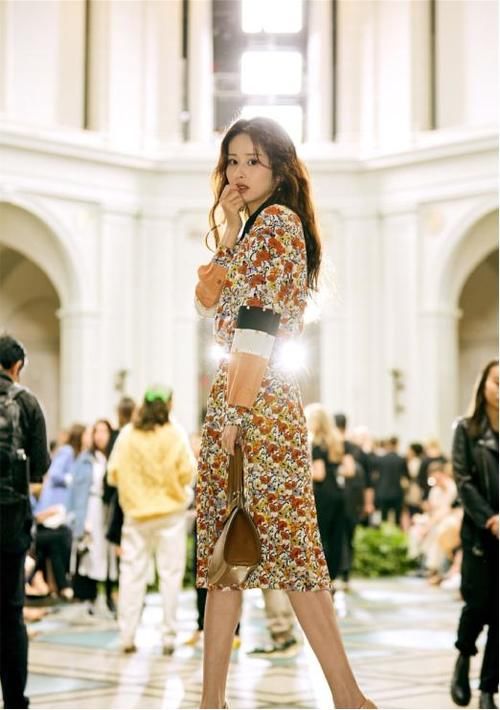 颖儿确定是当妈的人吗，不仅脸蛋像个学生，身材也像是高中生