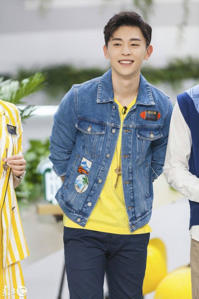 《我是大侦探》花絮照,韩雪条纹套装显气质,邓