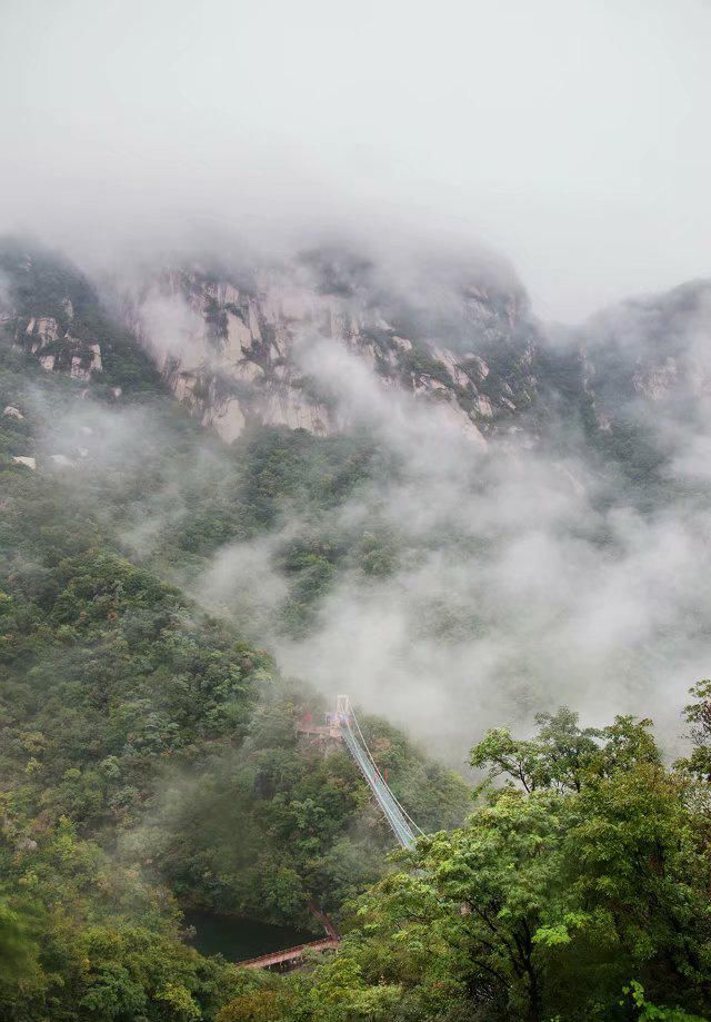 这个风景区的门口竟修起了高速公路！