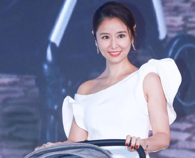 林心如颜值不再!与霍建华晒无滤镜自拍,黑头严重遭网友嘲讽