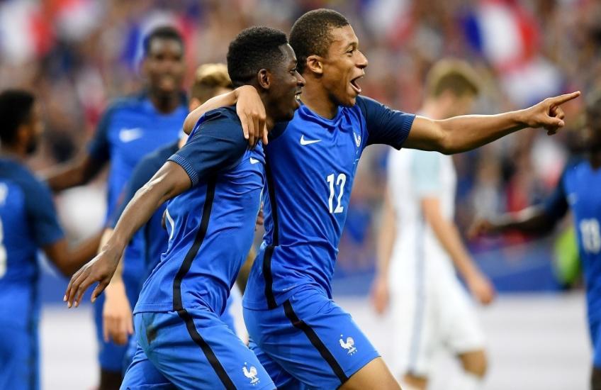 为什么有球迷觉得登贝莱的天赋不比姆巴佩差?