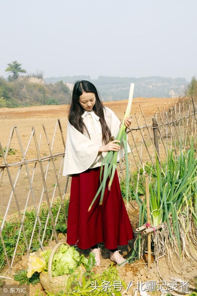 她舍弃数百万豪宅和万元工作，跑到偏远山村凿洞过原始田园生活