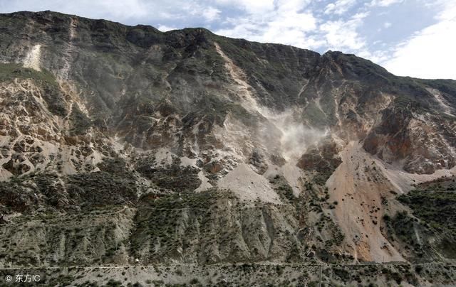 老板车祸破产,酒肉兄弟不见一个,算命先生:贵人