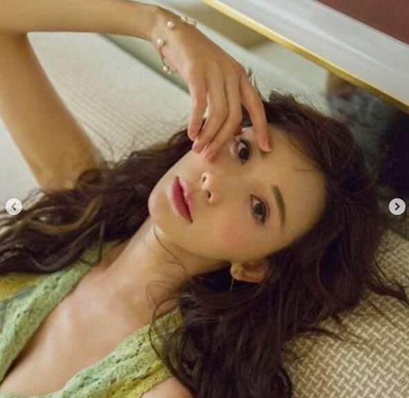 44岁林志玲晒擦唇膏照秀丰满上围,嘟嘴的样子