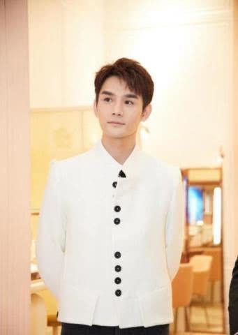 王凯白色短外套搭配小脚牛仔裤,粉丝日常开赞