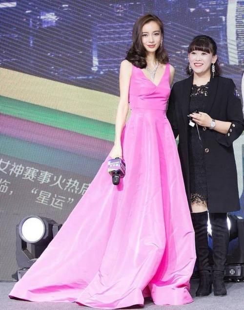 杨颖和宋轶同穿粉色裙,网友:高瘦美和矮黑挫的