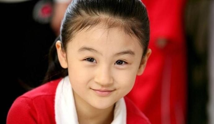 6岁搭档成龙上春晚，14岁搭档赵丽颖被嫌丑，今19岁颜值高气质佳
