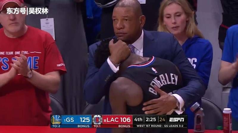 尊重!杜兰特深情拥抱贝弗利,格林追赶几十米,只