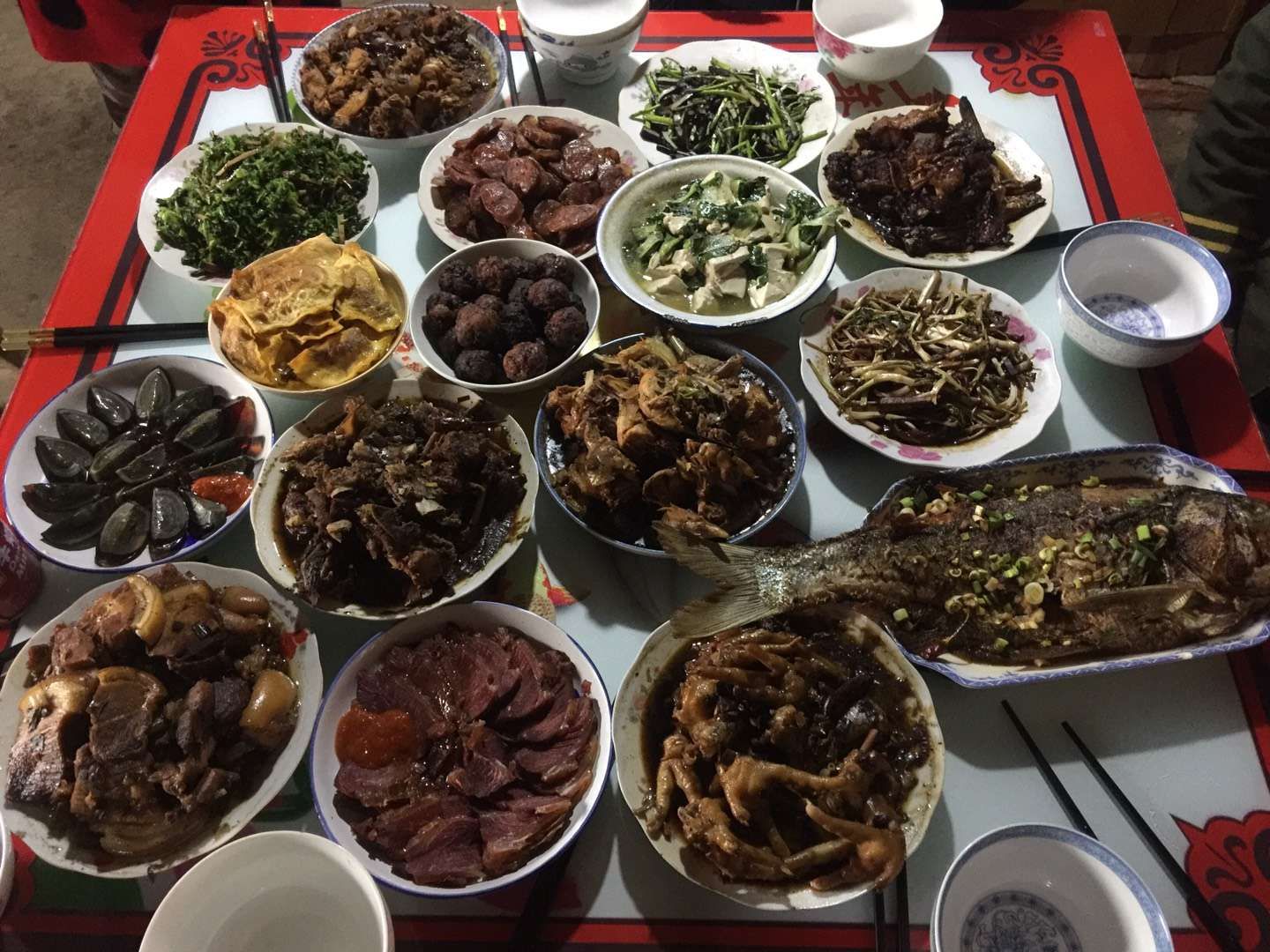 城里人和农村人年夜饭大比拼，谁家年夜饭最有年味，你最想吃哪家