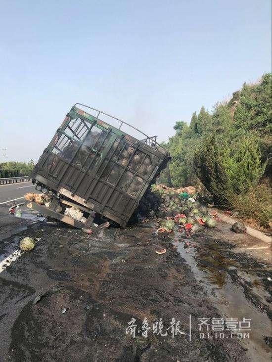 想着贩卖一车凉西瓜赚一笔,谁知高速路上车体