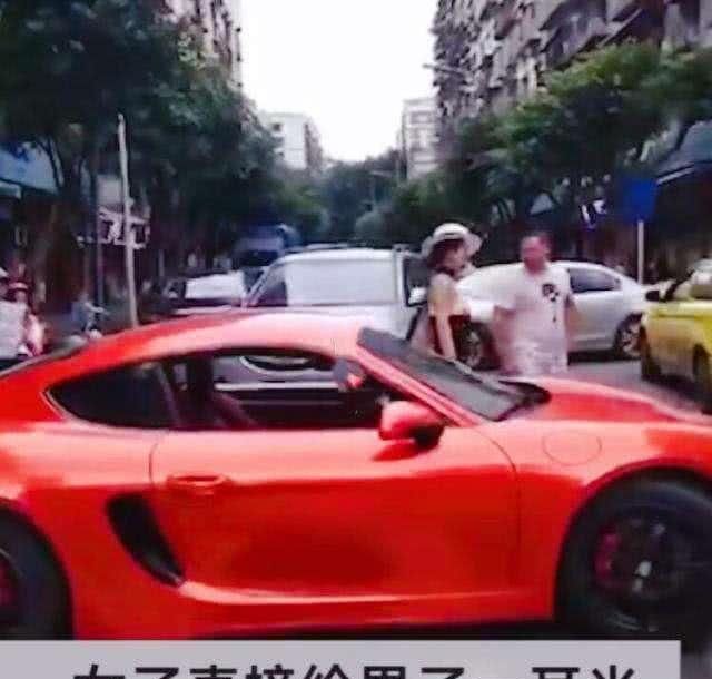 保时捷女司机扇人耳光,不料被对方打飞帽子!网友:男女平等