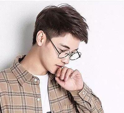 男孩子戴什么眼镜好看,男孩子戴什么眼镜好看图片