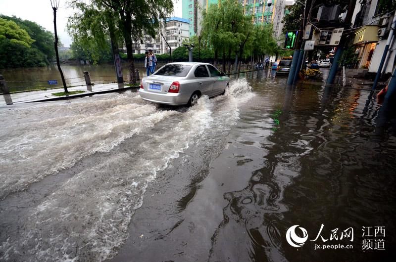 高清图：南昌遭遇强降雨开车如行船宝马车涉水趴了窝