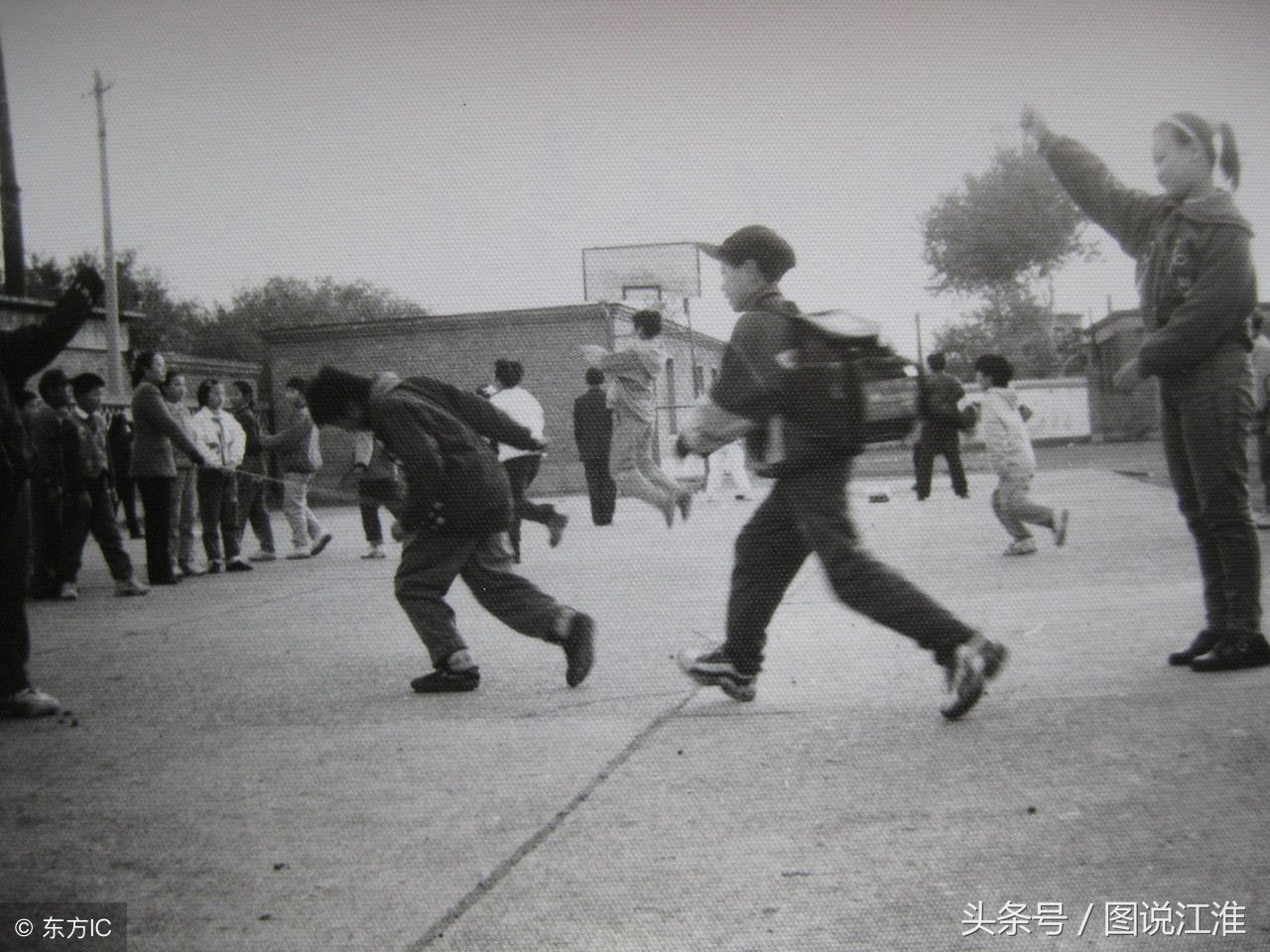 珍贵老照片，30年前手持“大哥大”的漂亮女孩还好吗，青春都走了