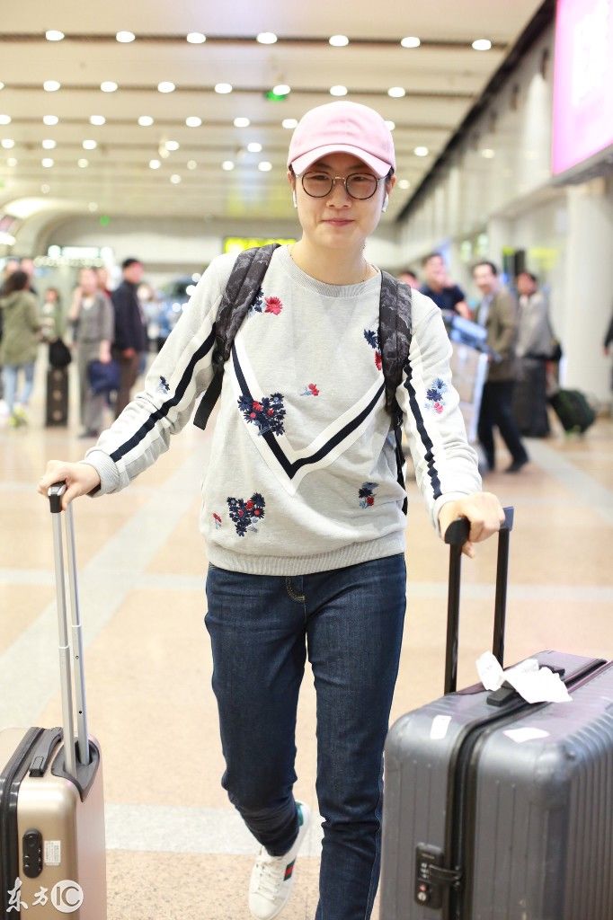 中国乒乓球运动员丁宁在北京首都机场出现