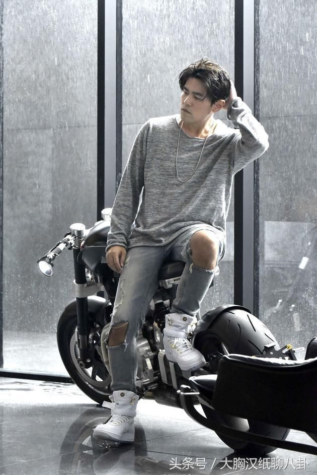 周杰伦深夜发歌,哥练的胸肌让人脱粉