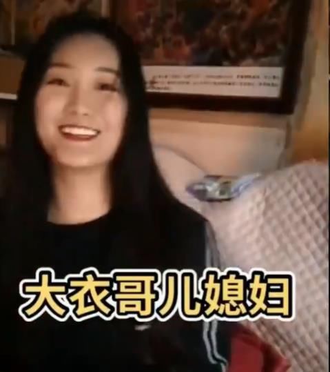 大衣哥儿媳妇婚后首亮相，觉被追拍一路小跑，面带微笑回应显尴尬