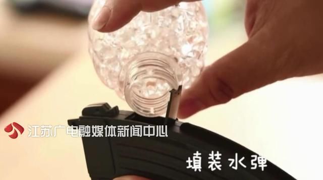 孩子手中危险的水弹枪:射速一秒达10发 一米