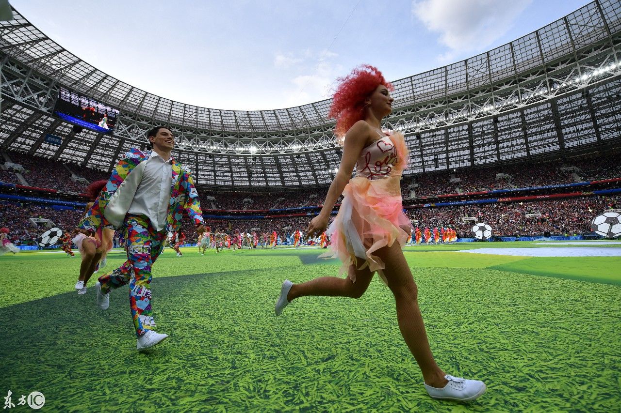 俄罗斯世界杯开幕式,充满足球元素与俄罗斯风