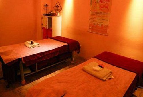 偷拍美容院恶心一幕,真想砸了这家店!