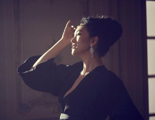 她在影坛的成就无人能及,却甘愿做第三者,52岁