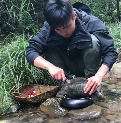 小伙子在山里做腊肉炖甲鱼，出锅后很多人都看懵了！